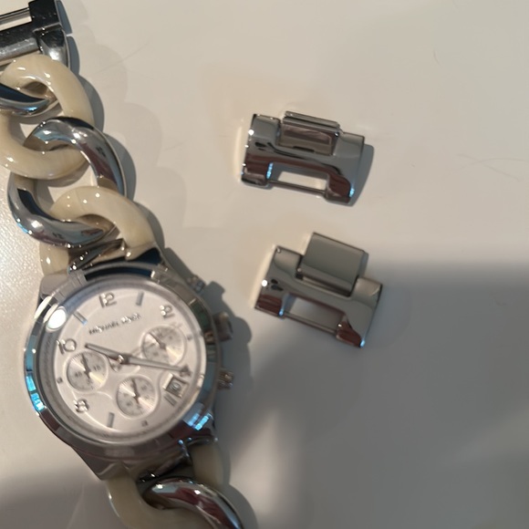 Michael Kora Women’s Chain link watch - Picture 3 of 7